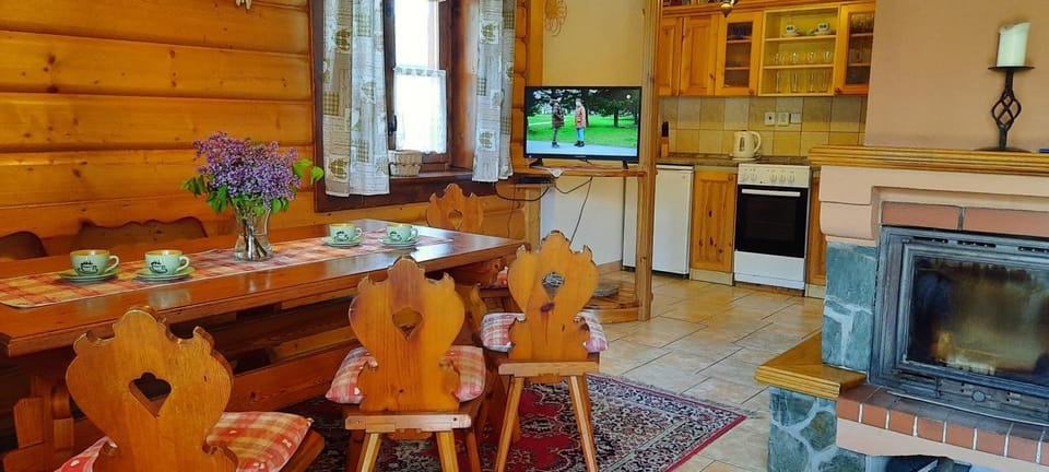 Property building, Kitchen or kitchenette, Living room, Seating area, Dining area