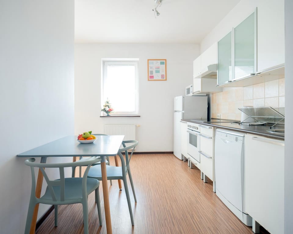 Kitchen or kitchenette, Dining area, microwave