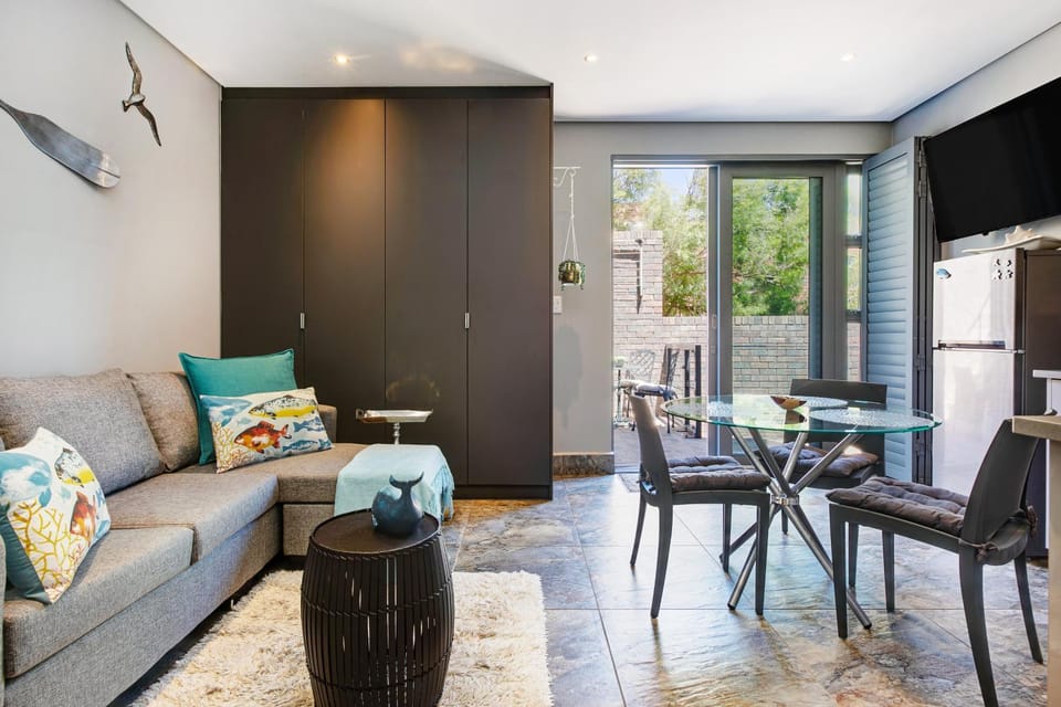 Kitchen or kitchenette, Living room, Seating area