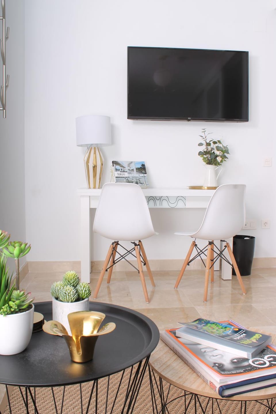Communal lounge/ TV room, TV and multimedia, Living room, Seating area, Dining area