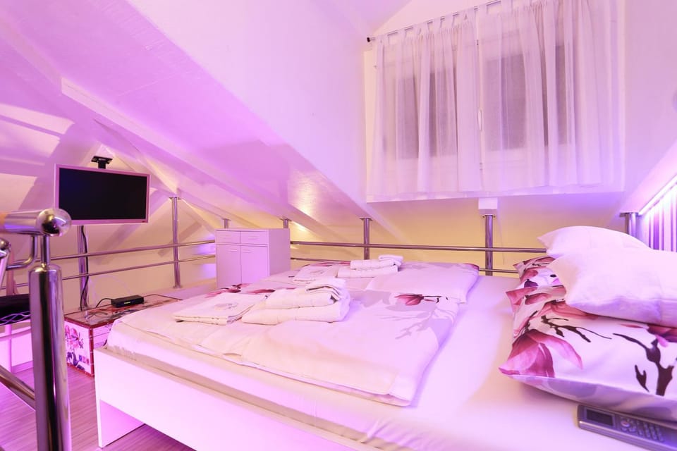 Night, TV and multimedia, Bedroom