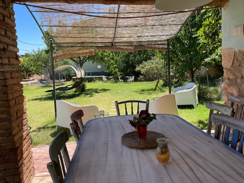 Restaurant/places to eat, BBQ facilities, Garden