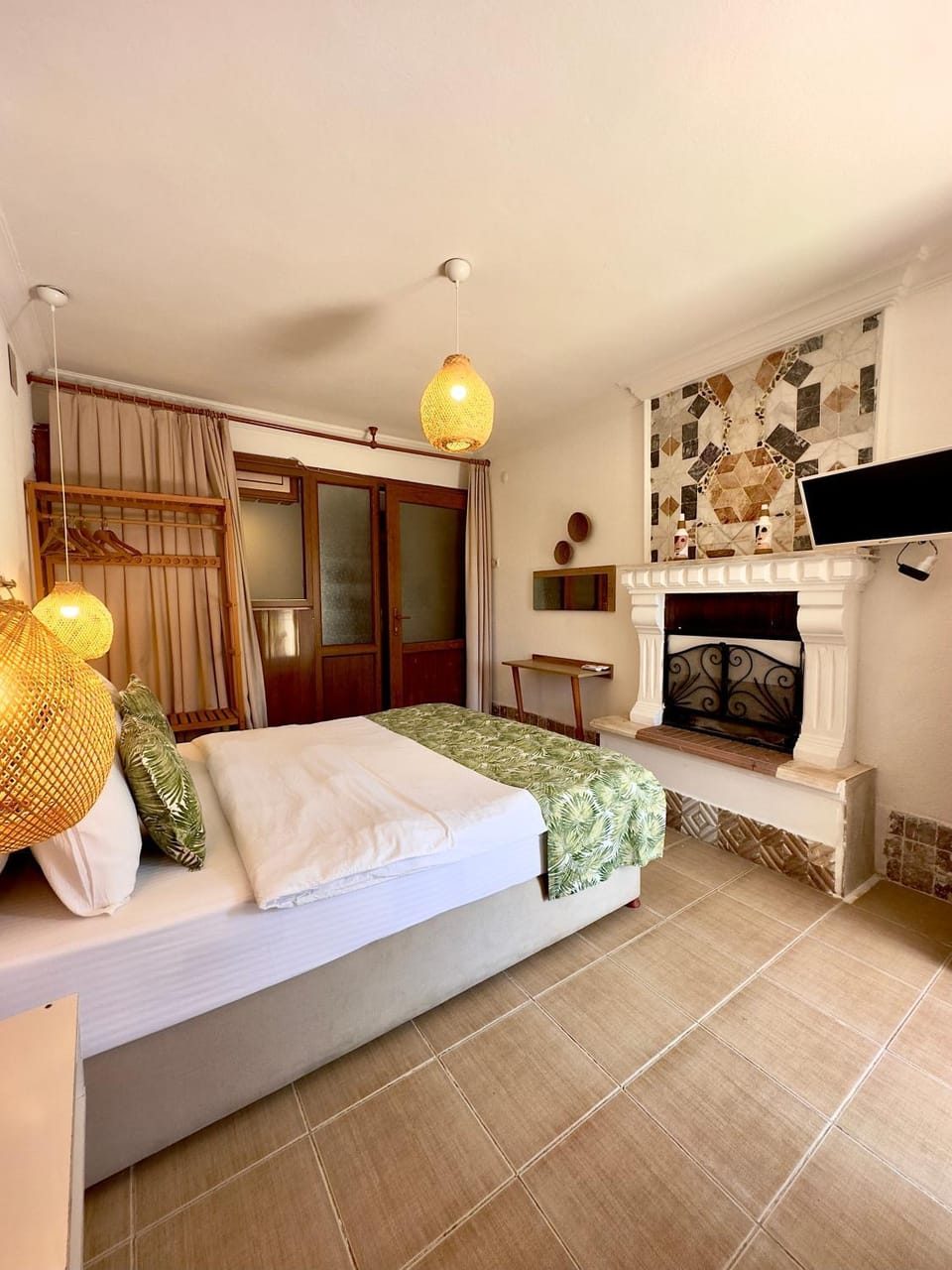 Bed, TV and multimedia, Photo of the whole room