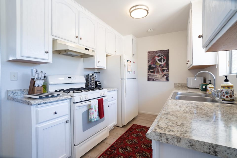 Coffee/tea facilities, dishwasher, minibar, pet friendly, stove, toaster, kitchen