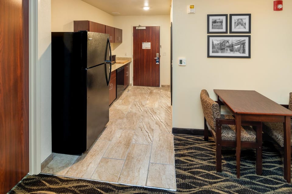 Kitchen or kitchenette, Dining area