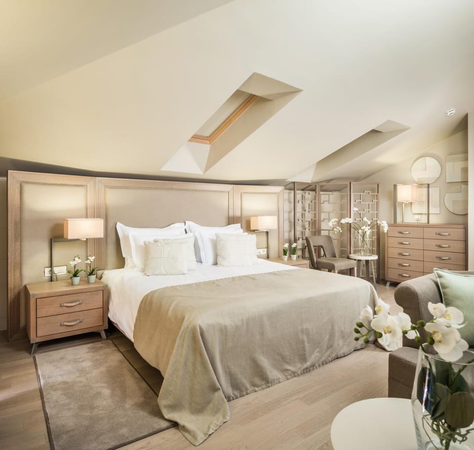 Bed, Photo of the whole room, Decorative detail