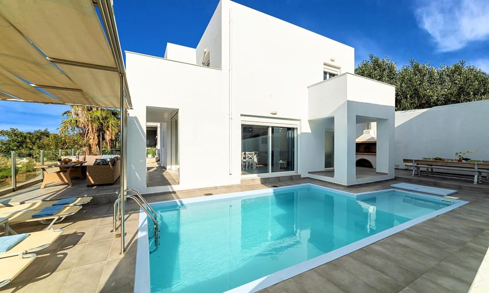 Property building, Patio, Day, Swimming pool, sunbed