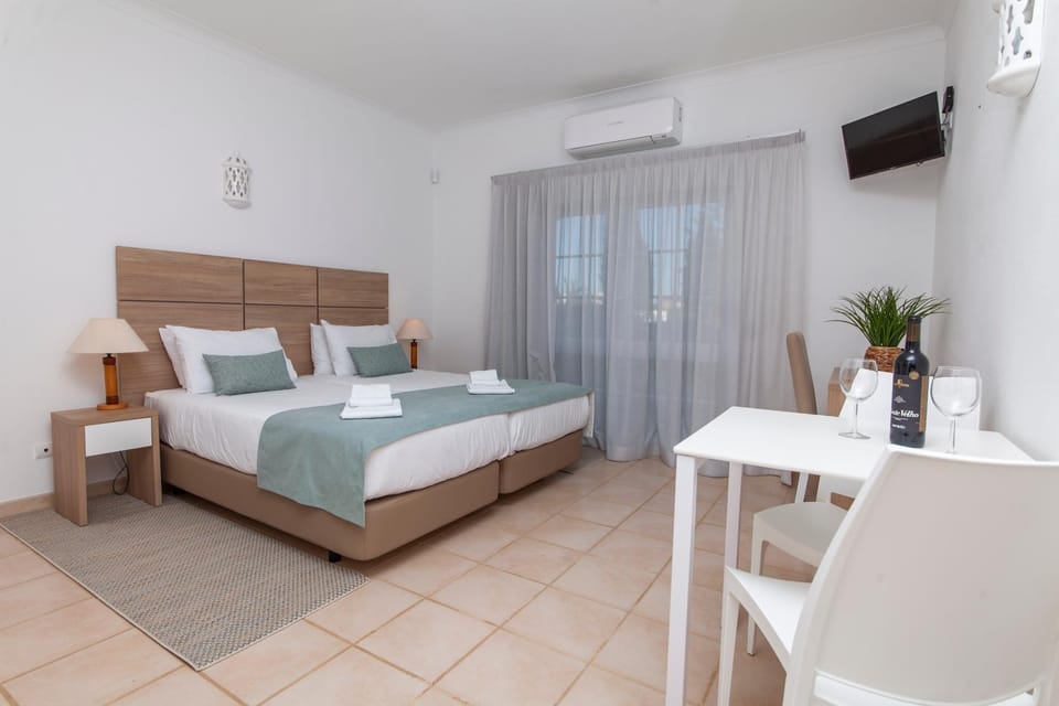 Bed, TV and multimedia, Photo of the whole room, Bedroom, hair dresser
