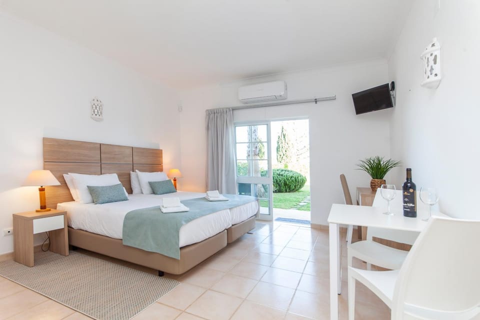 Bed, TV and multimedia, Balcony/Terrace, Bedroom