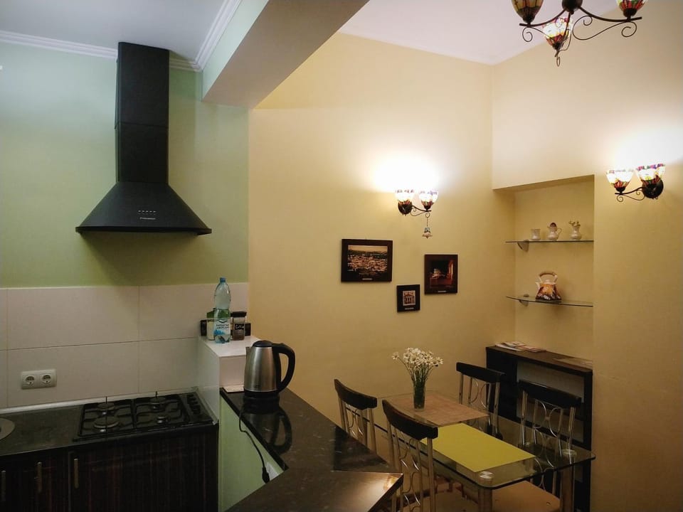 Coffee/tea facilities, Kitchen or kitchenette, Dining area, stove