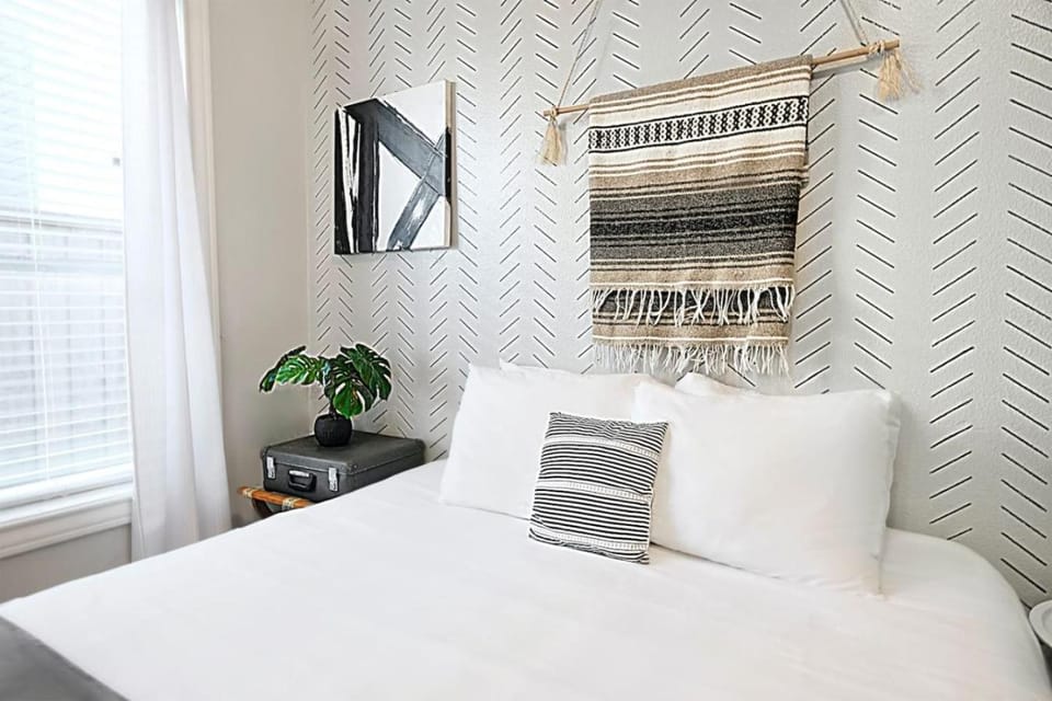 Relaxing 1 BR near Lower Greenville Free Parking Apartment in Dallas