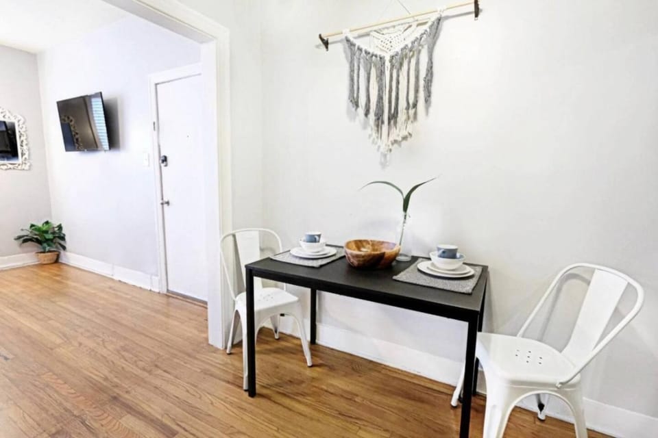 Relaxing 1 BR near Lower Greenville Free Parking Apartment in Dallas