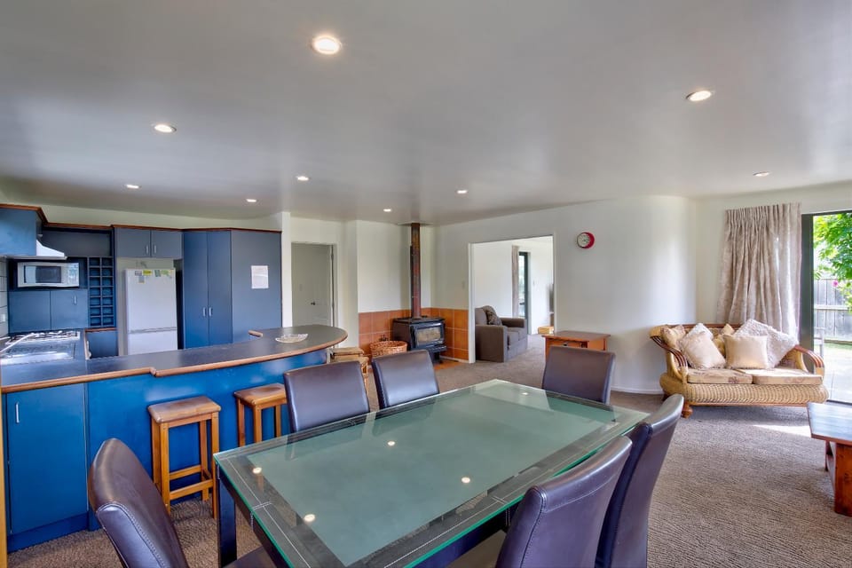 Kitchen or kitchenette, Living room, Seating area, Dining area, minibar, pet friendly