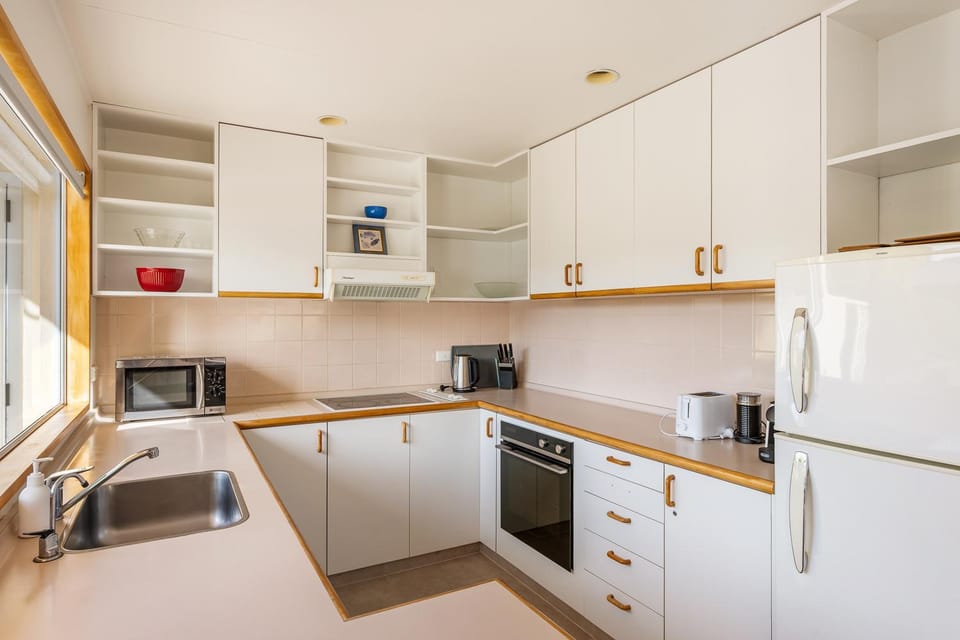 Coffee/tea facilities, Kitchen or kitchenette, dishwasher, oven, stove, toaster