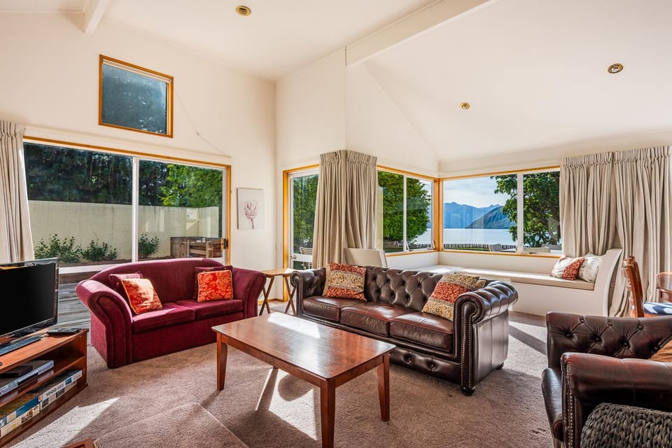 TV and multimedia, Living room, Seating area, Lake view
