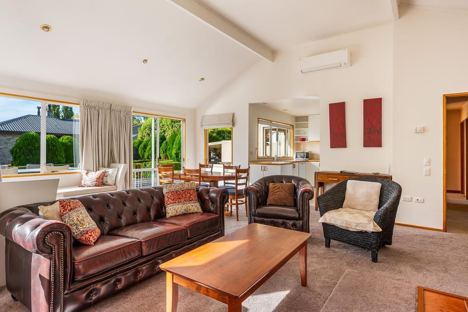 Kitchen or kitchenette, Living room, Seating area, Dining area, air conditioner