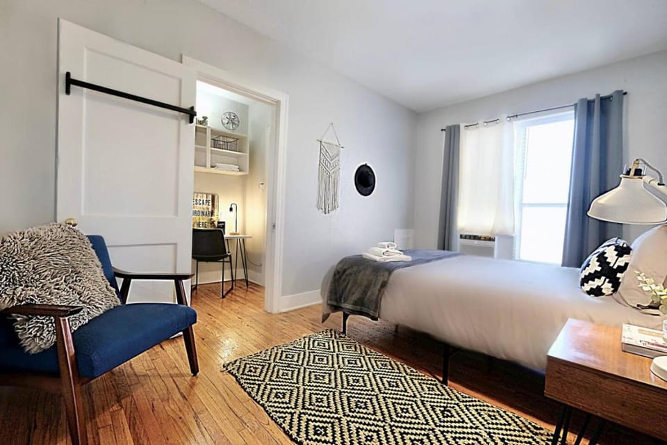 Fresh & Bright, Lower-Greenville Ave Area Apartment in Dallas