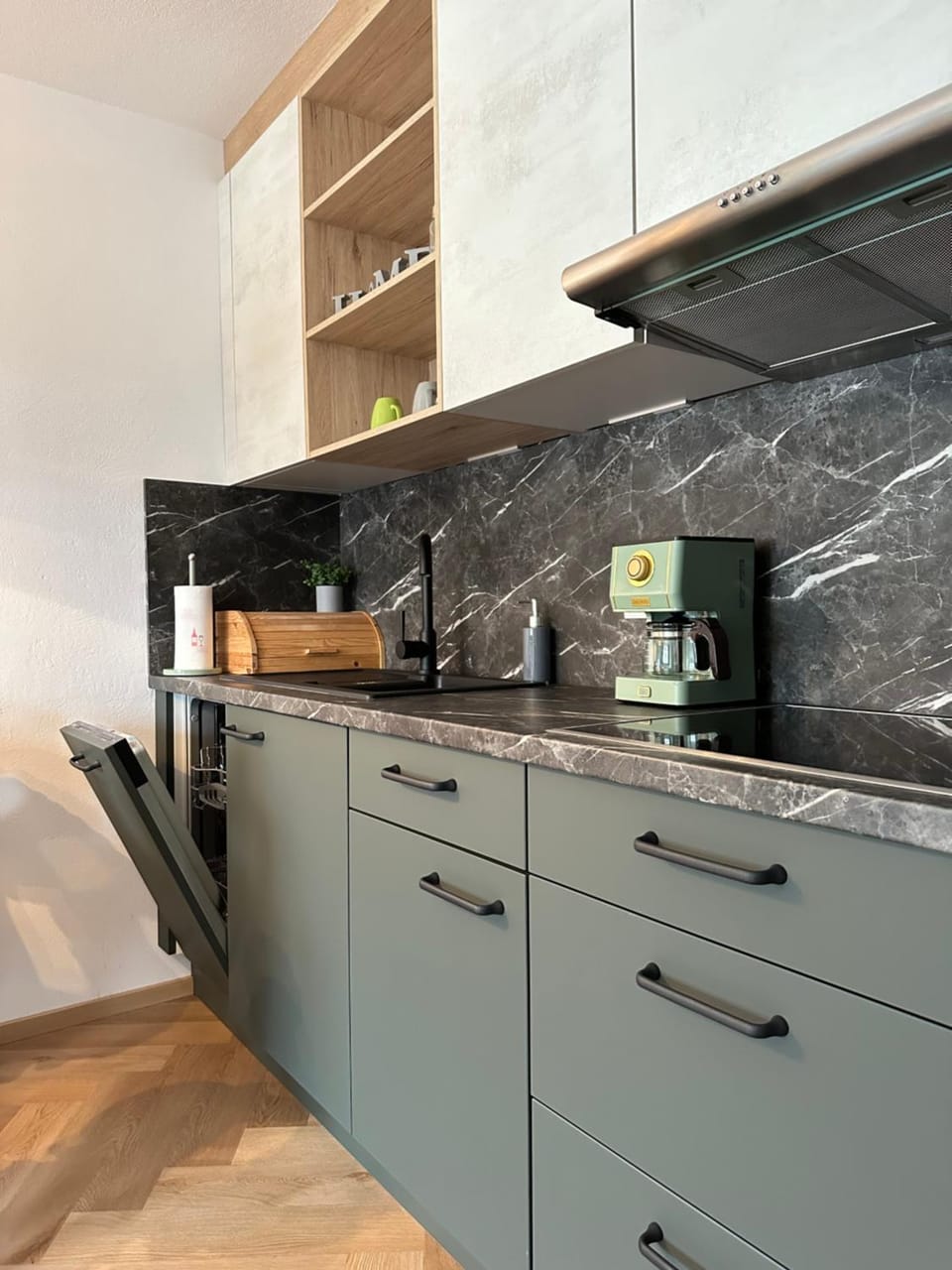 Coffee/tea facilities, Kitchen or kitchenette, stove, toaster