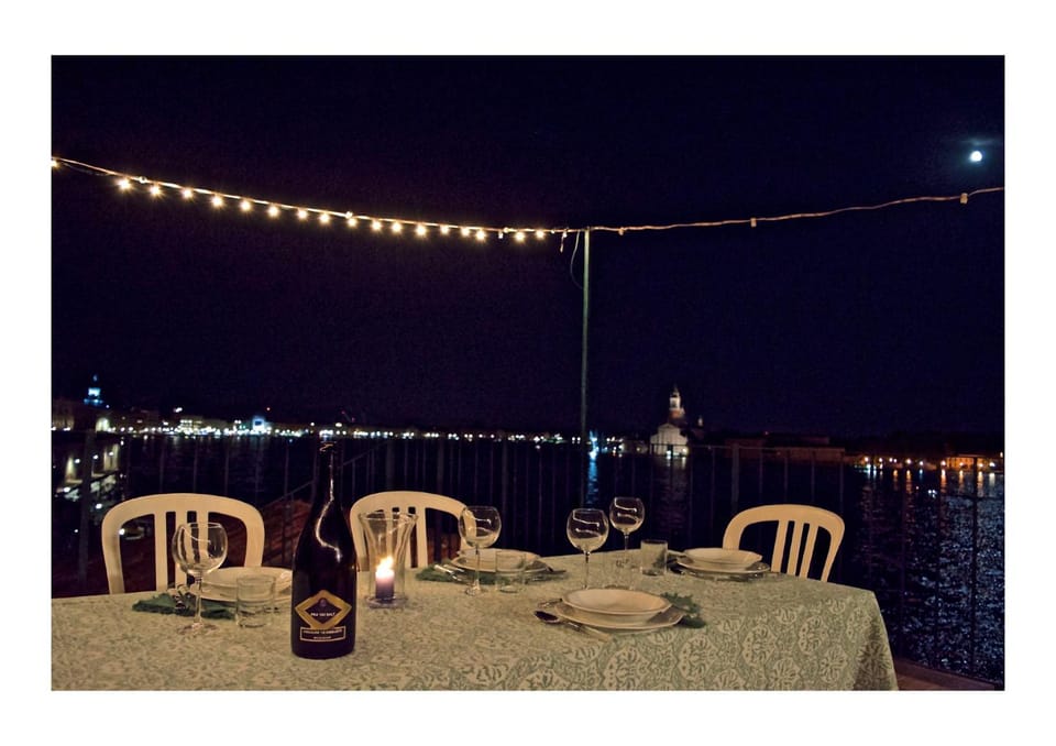 Night, View (from property/room), Balcony/Terrace, Food and drinks, Dining area, Sea view, Drinks
