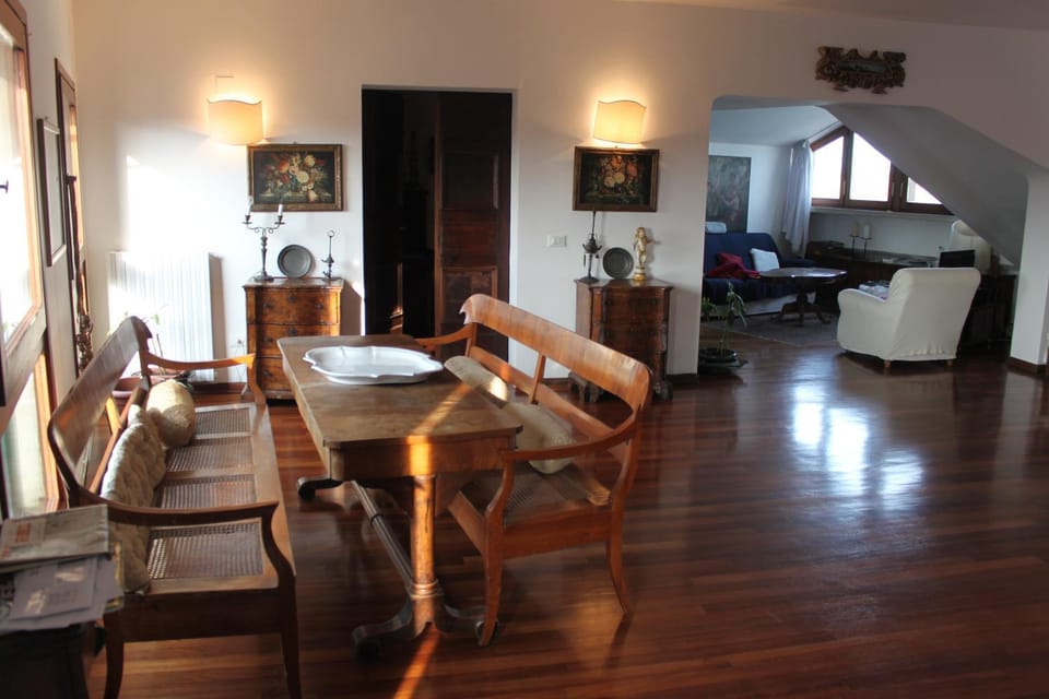 Living room, Lounge or bar, Seating area, Dining area