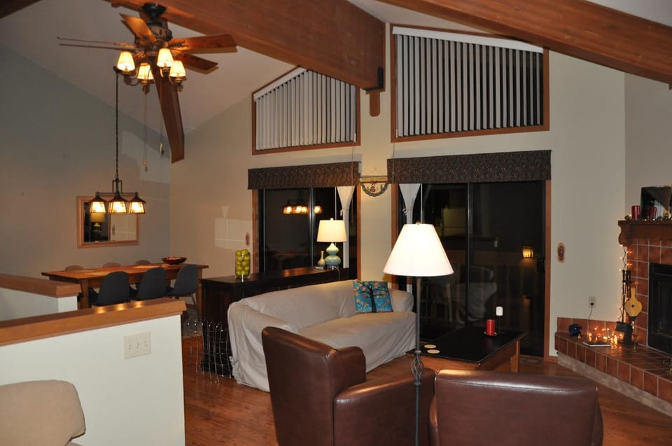 Bitterbrush - 400 Fairview Boulevard - very close to Diamond Peak and beaches - WSTR21-0086 - Tax ID W4900 - Max 7 people, 2 cars parking in carports House in Incline Village