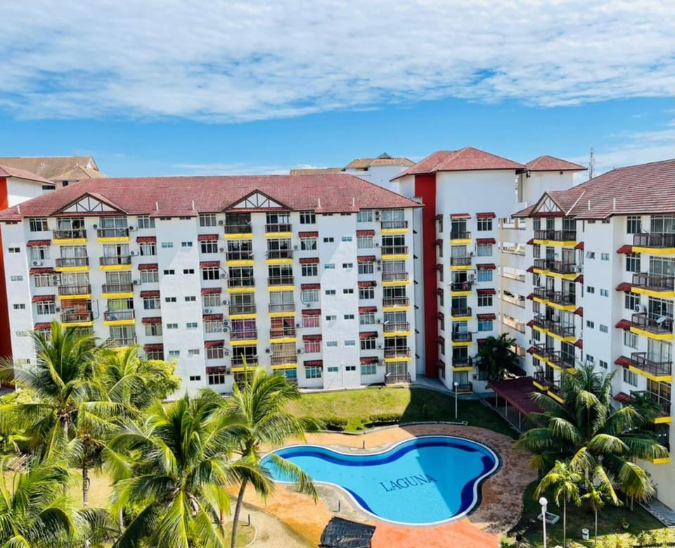 Property building, Day, Pool view, Swimming pool