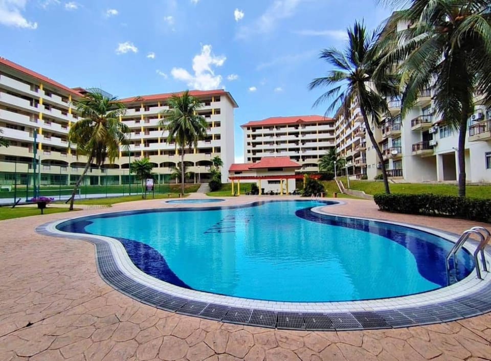 Property building, Day, Pool view, Swimming pool, sunbed