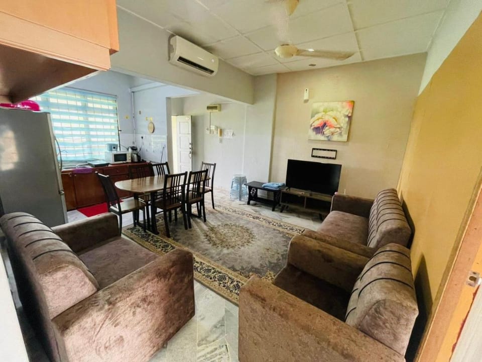 Communal lounge/ TV room, TV and multimedia, Living room, Seating area, Dining area, fireplace, air conditioner