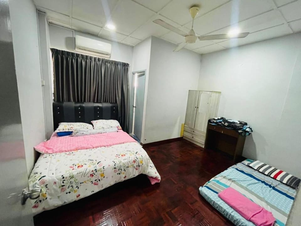Bed, Photo of the whole room, Bedroom, air conditioner