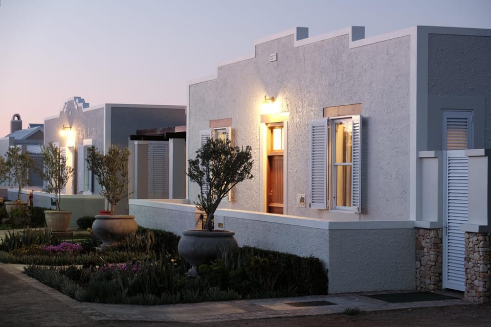 Property building, Neighbourhood, Garden, Garden view, Street view