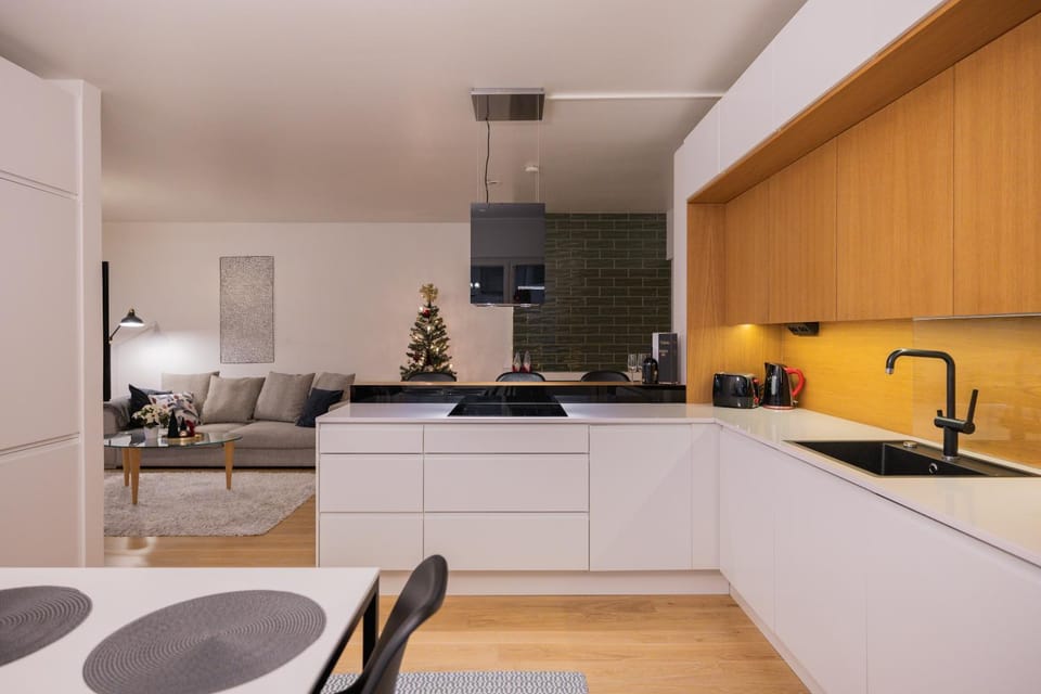 Coffee/tea facilities, Kitchen or kitchenette, Dining area, Food, dishwasher, microwave, oven