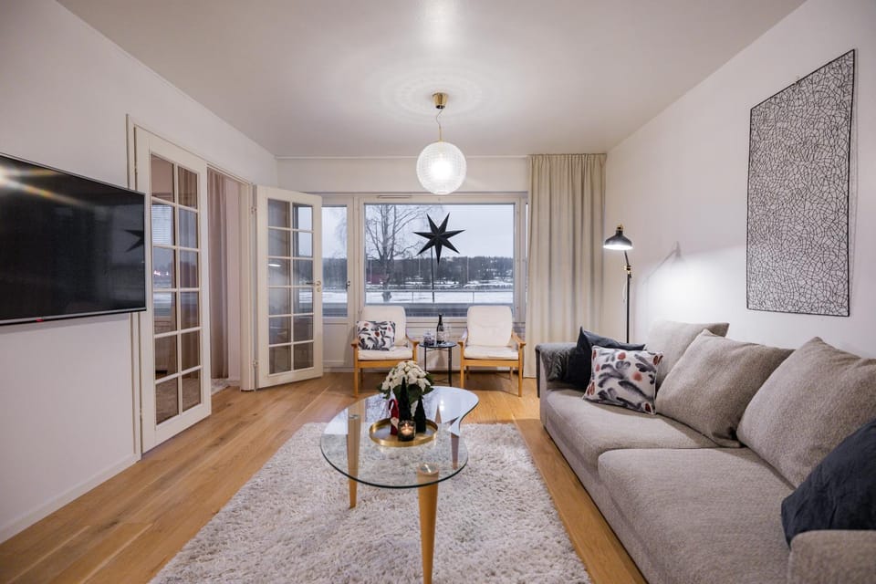 Communal lounge/ TV room, TV and multimedia, Living room, Seating area, Evening entertainment, River view