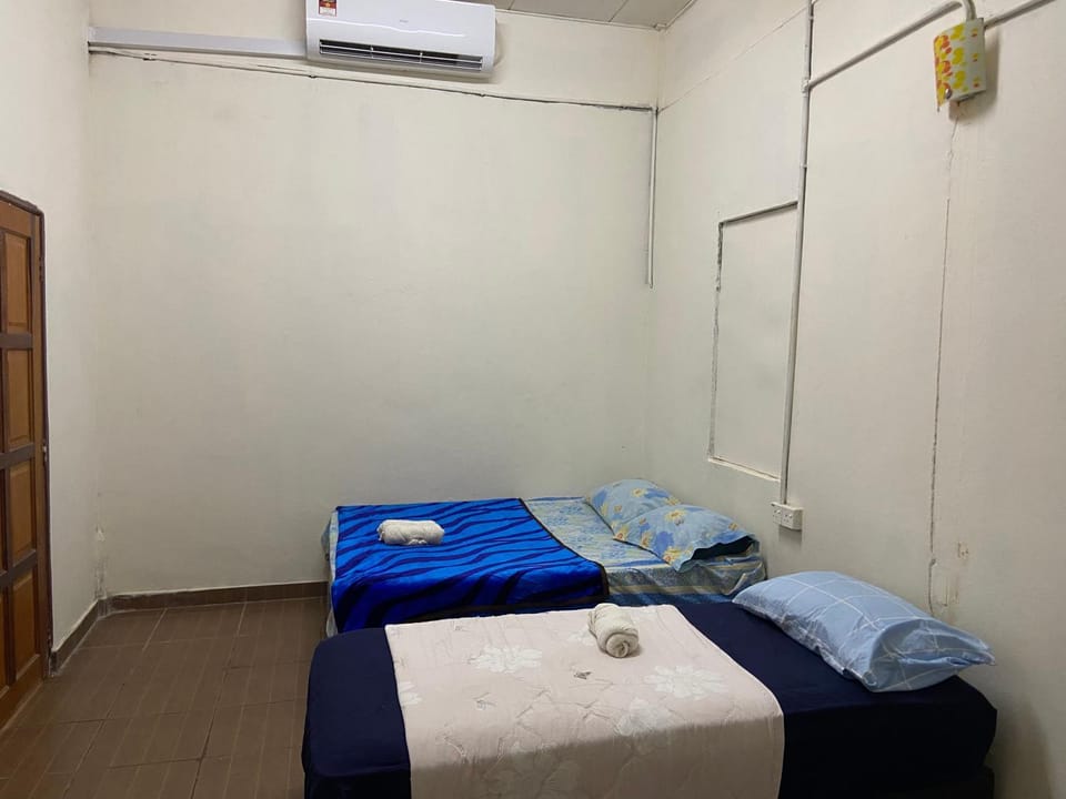 Bed, Bedroom, towels, air conditioner