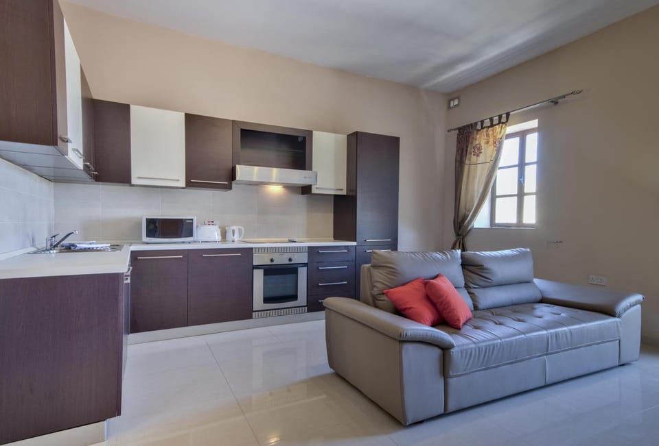 Kitchen or kitchenette, Living room, Seating area, minibar, pet friendly, stove