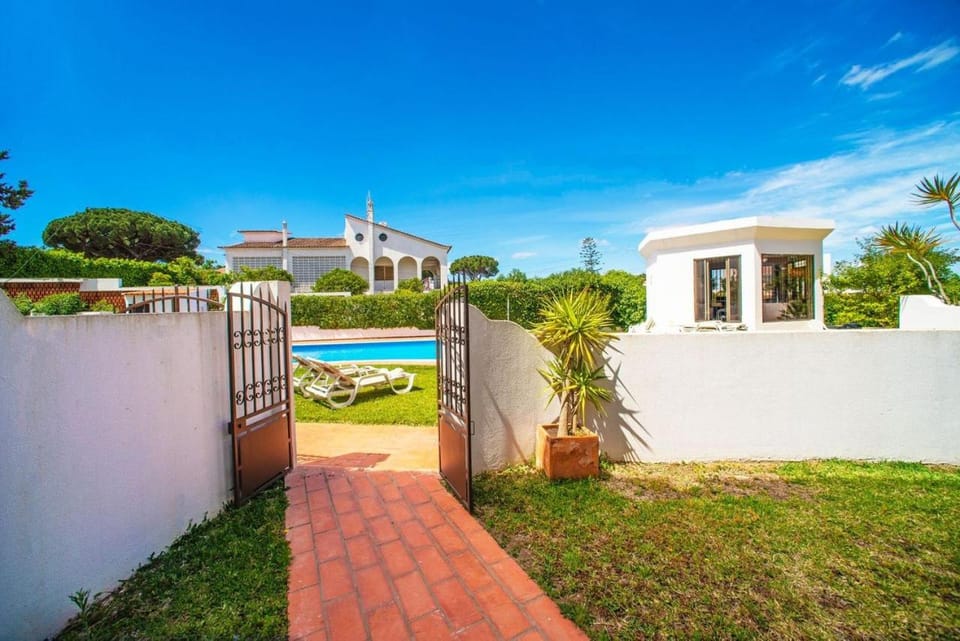 Property building, Garden, Garden view, Pool view, Swimming pool, sunbed