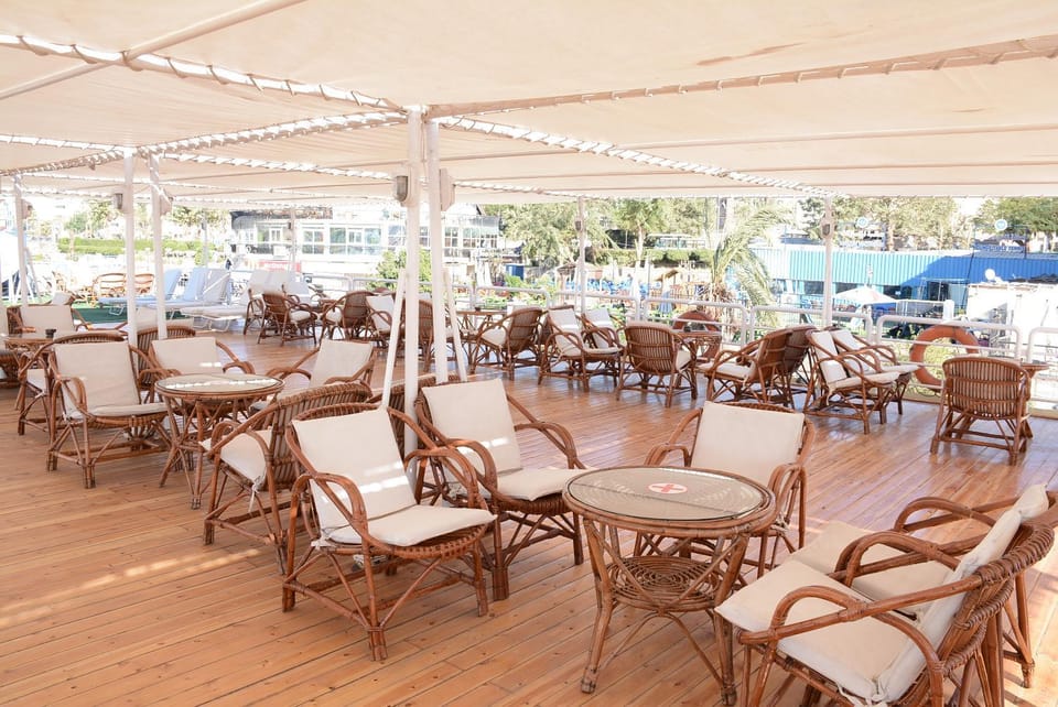 Day, Seating area