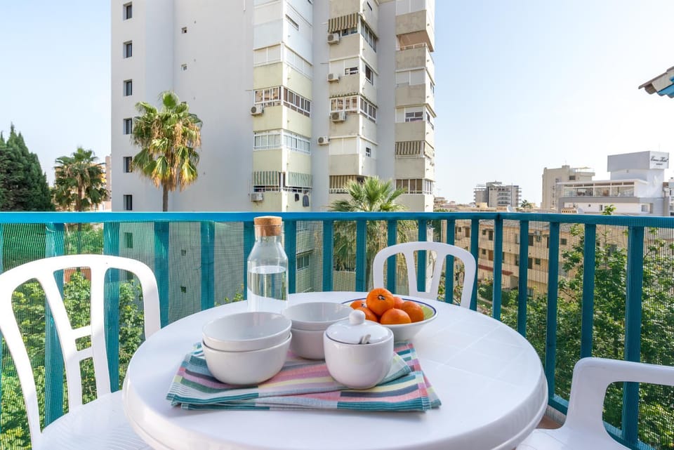 Property building, Day, View (from property/room), Balcony/Terrace, Balcony/Terrace, Food and drinks, Dining area, City view