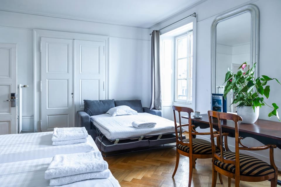 Bed, Seating area, Bedroom