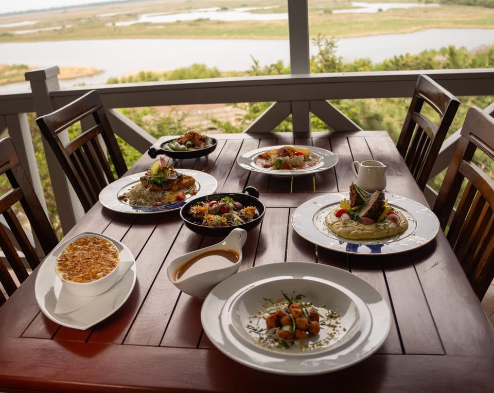 Restaurant/places to eat, Balcony/Terrace, Food and drinks, Dining area, Food, Lunch, Dinner