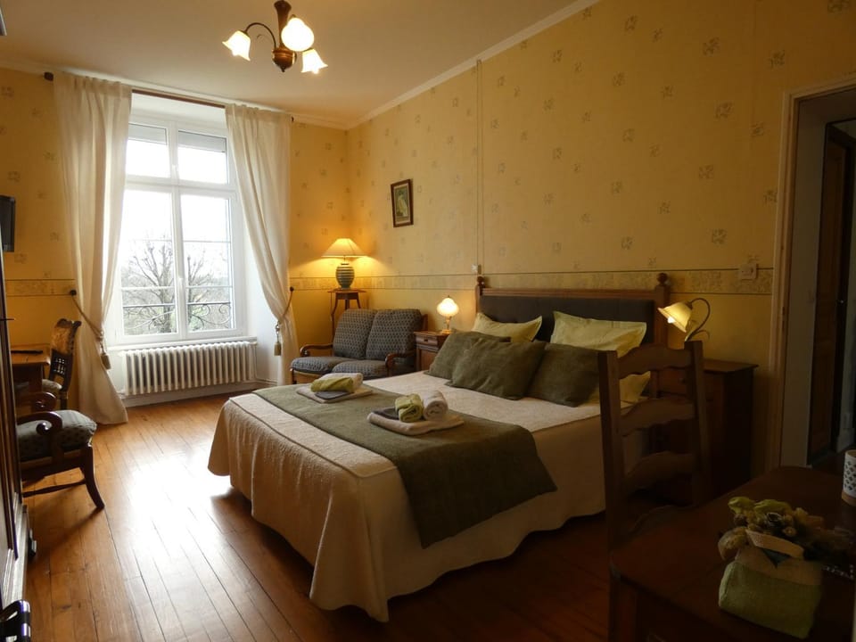 Bed, Living room, Photo of the whole room, Seating area, Bedroom, towels