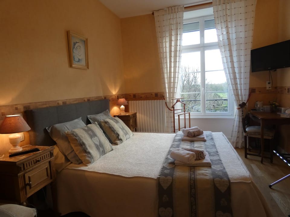 Bed, TV and multimedia, Photo of the whole room, Bedroom