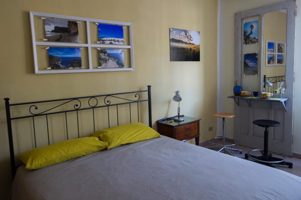 Bed, Food and drinks, Decorative detail, Bedroom