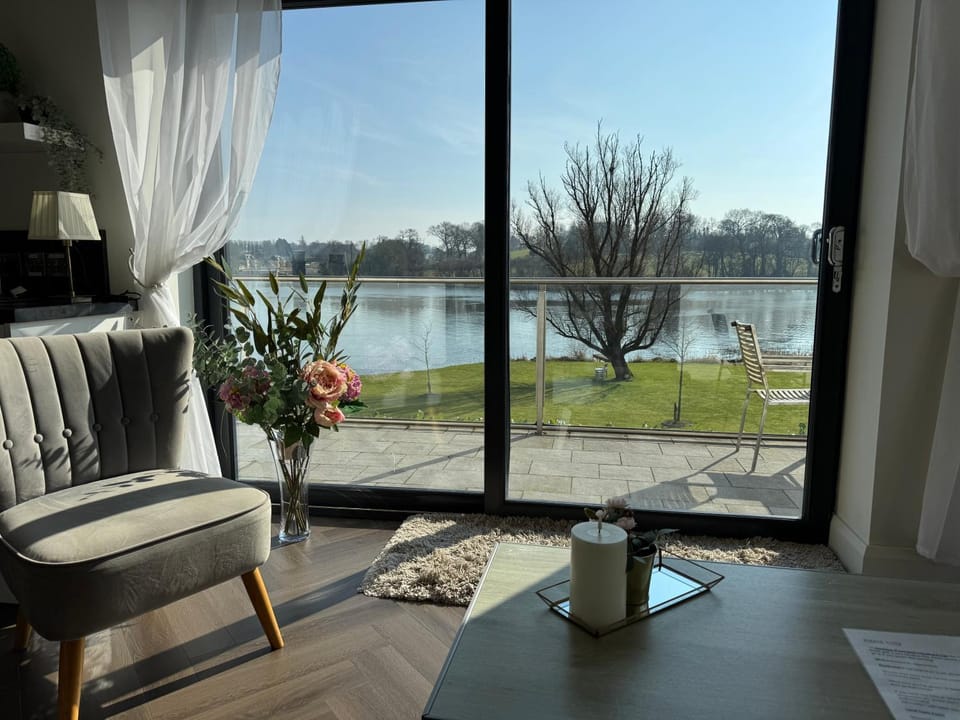 Living room, Lake view