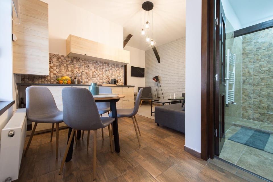 Kitchen or kitchenette, Living room, Seating area, Dining area