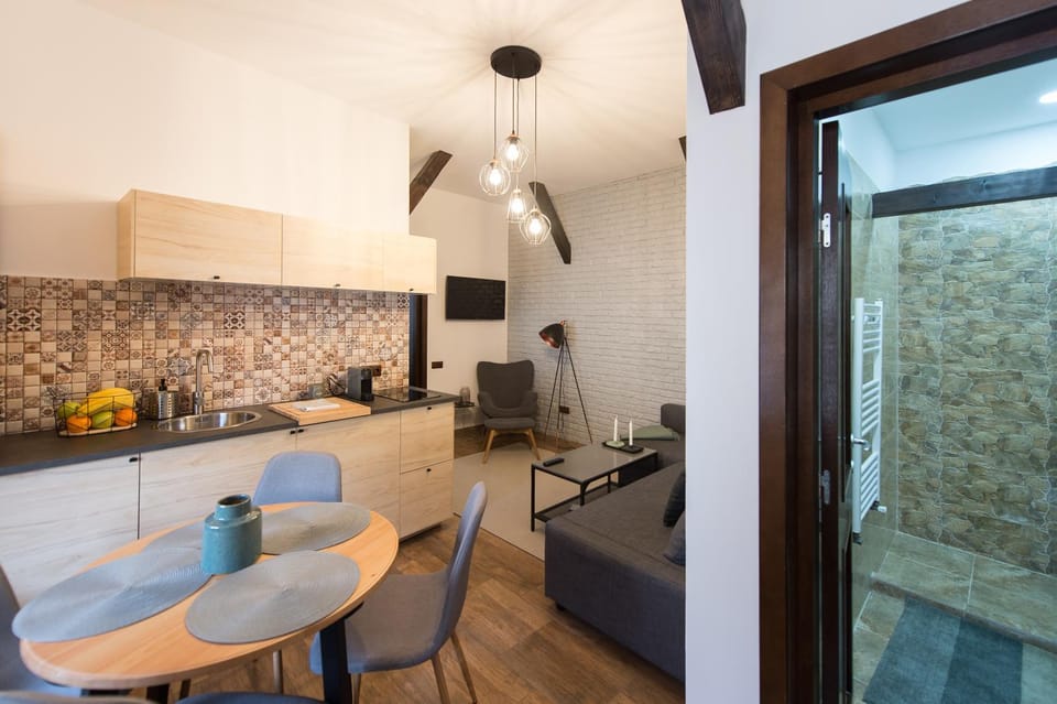 Kitchen or kitchenette, Living room, Seating area, Dining area