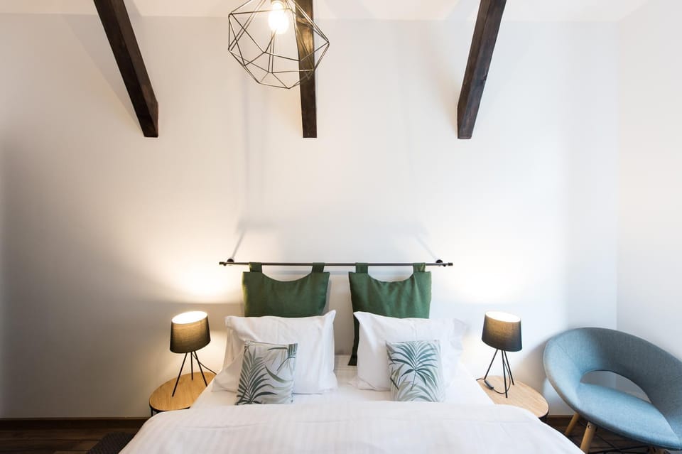 Bed, Decorative detail, Bedroom, Landmark view, Mountain view, Quiet street view