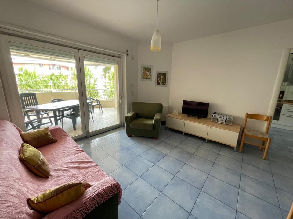 Communal lounge/ TV room, TV and multimedia, Living room, Seating area, Bedroom
