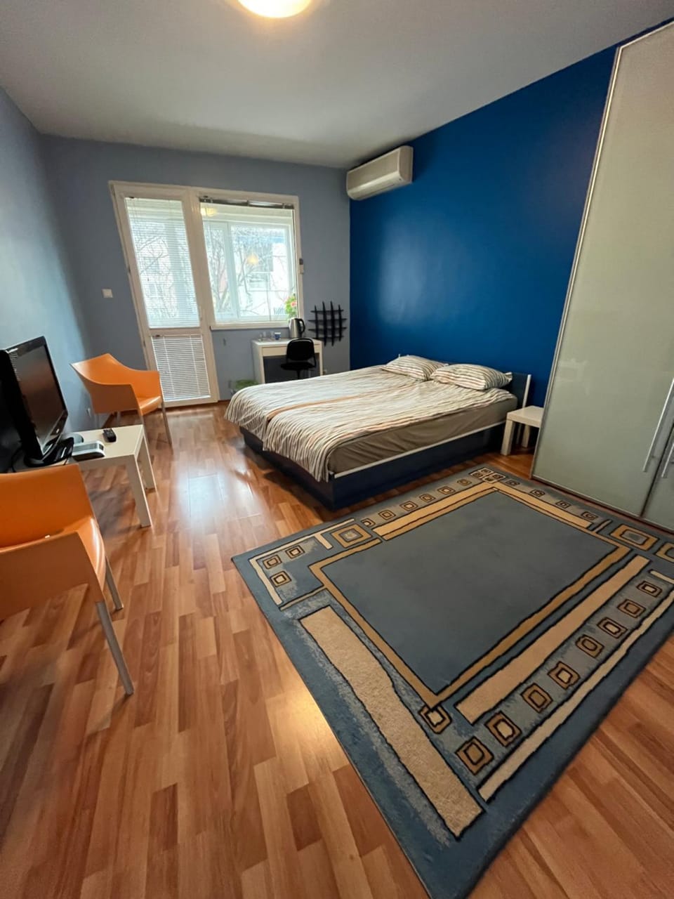 Photo of the whole room, Bedroom