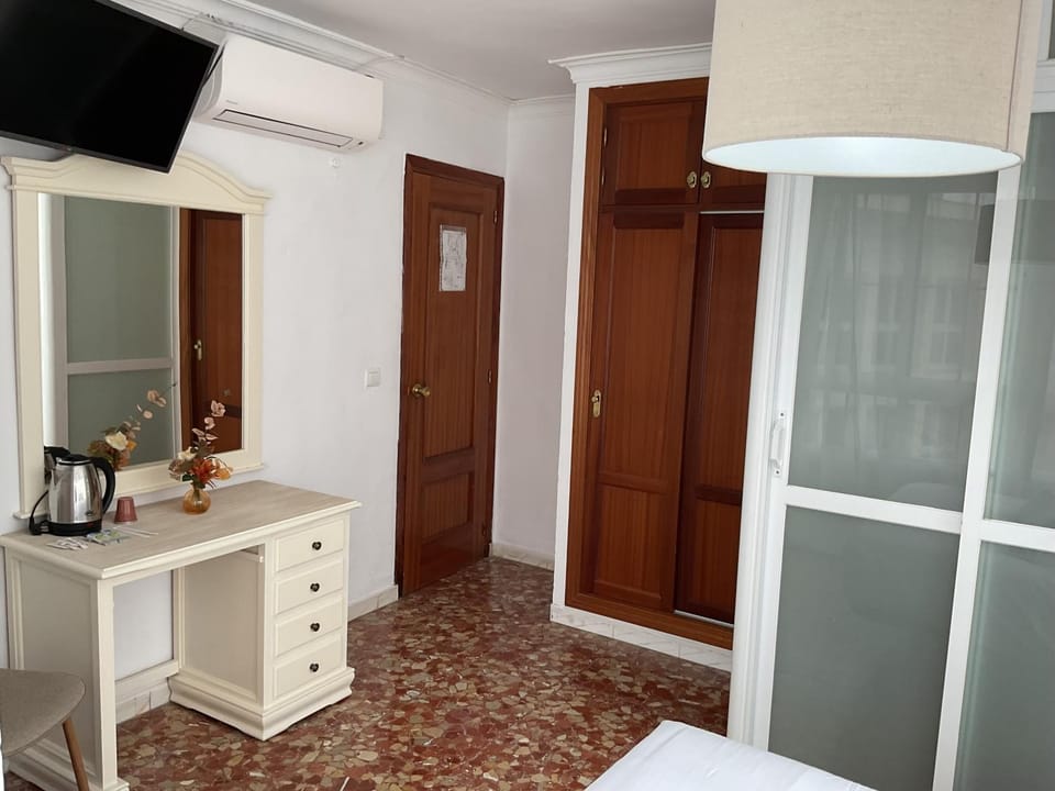 Bed, TV and multimedia, Bedroom, heating