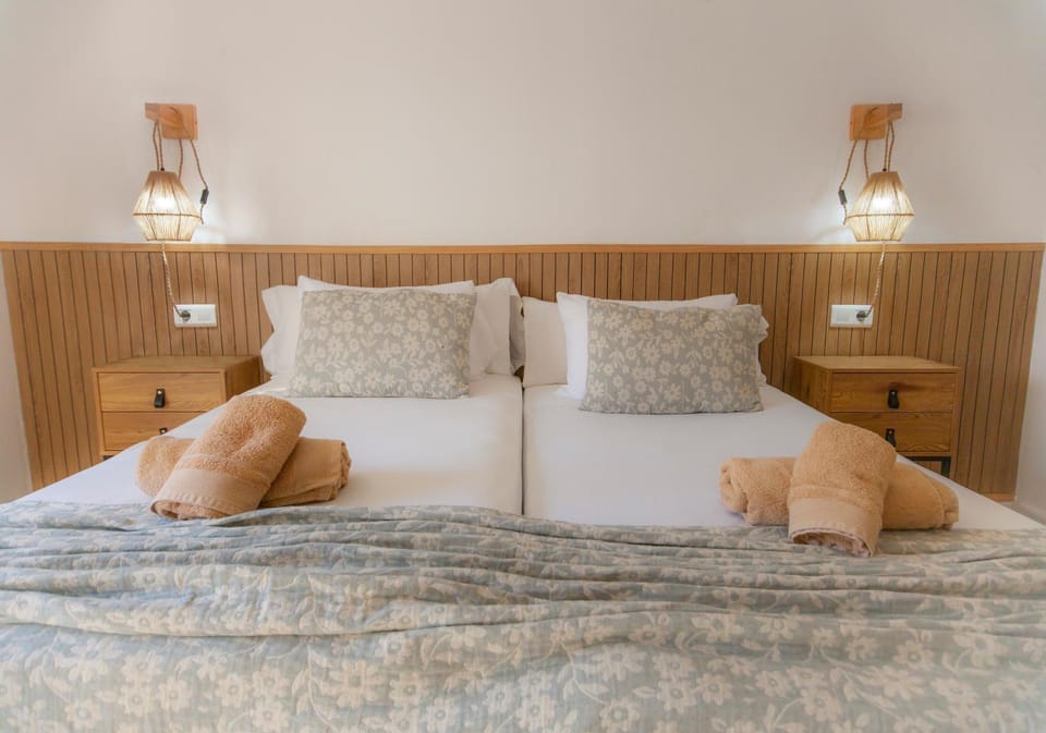 Bed, Photo of the whole room, Decorative detail